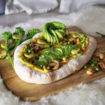 Hier siehst du meine Dinkelpizza mit Hummus und Avocado